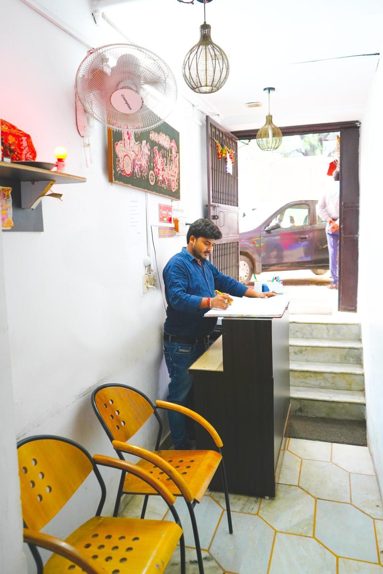 Hotel Iconic Residency - Opposite Ganga Ram Hospital